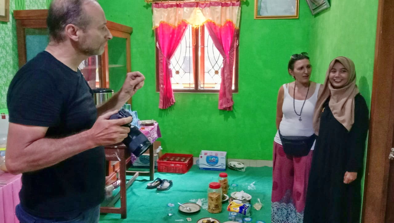 NGOBROL: Usai menikmati sajian makan dari pengurus pondok, pasangan bule asal Italia ngobrol dengan salah satu santri.