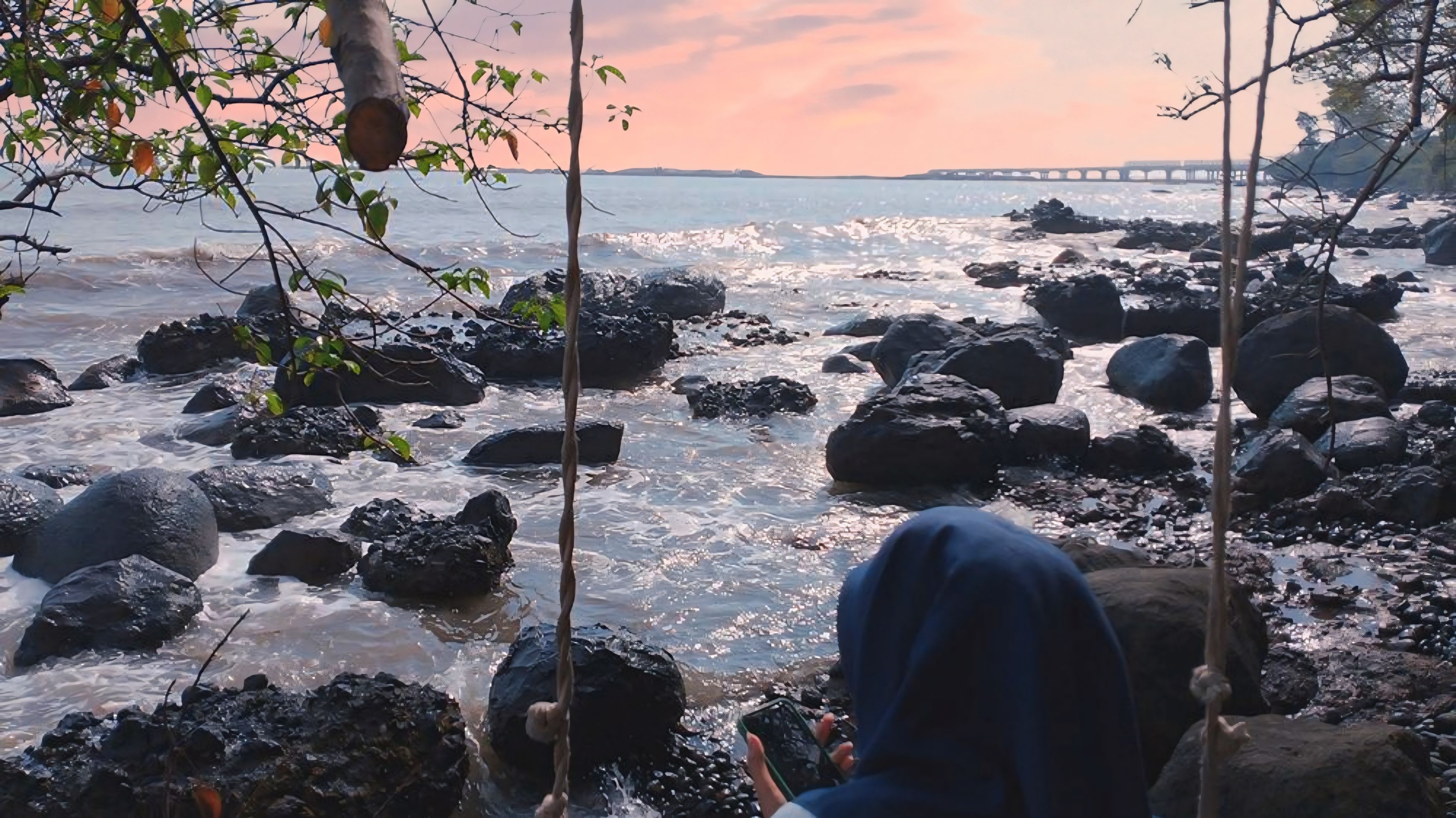 BATU-BATU - Bukan batu karang, tapi bebatuan bulat hitam ini jadi pemandangan unik di pantai Palbuhan Batang