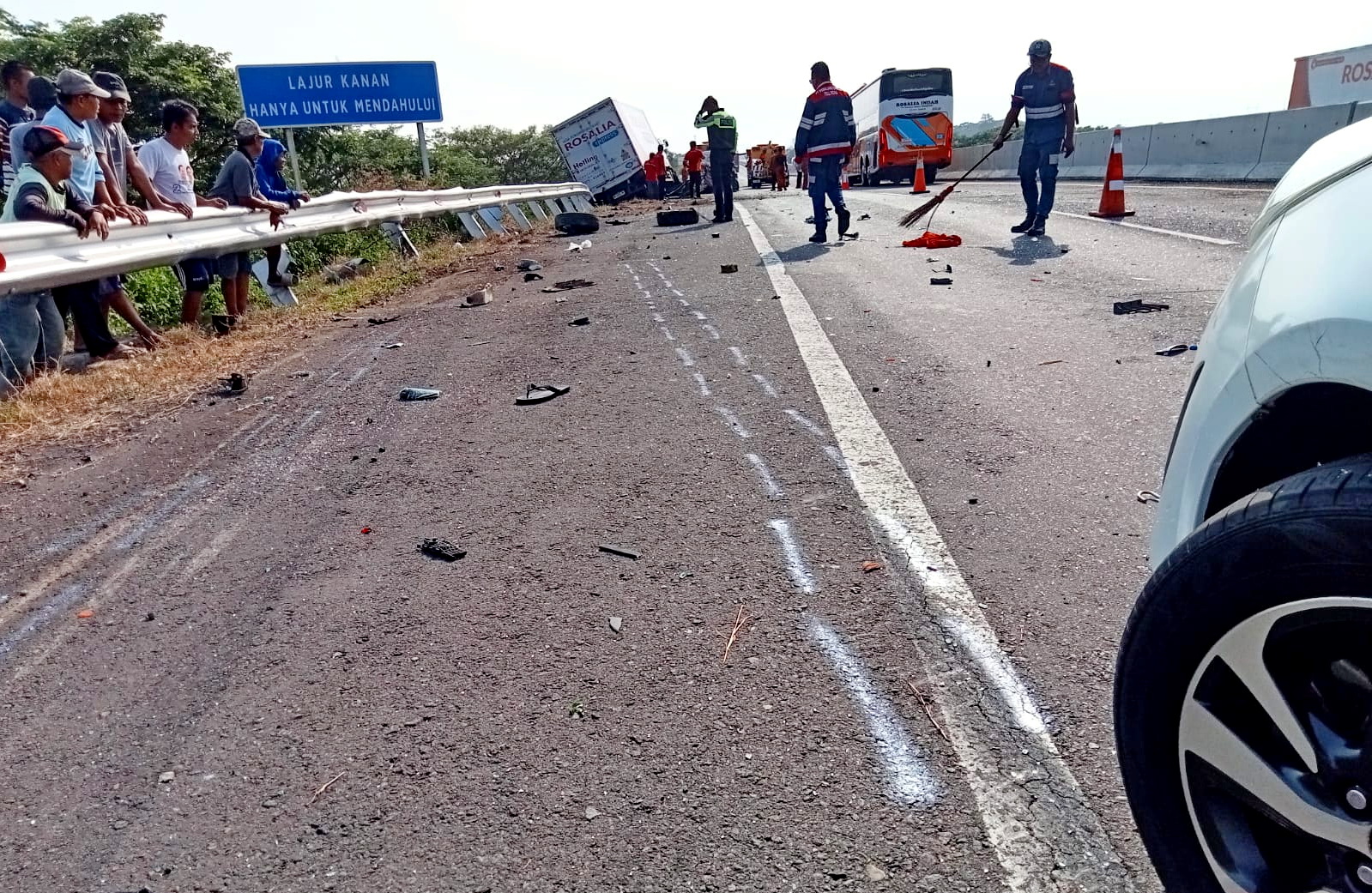OLAH TKP - Anggota Polres Pemalang saat melakukan olah TKP kecelakaan Kru TV One di jalur tol Pemalang, Kamis (31/10/2024).