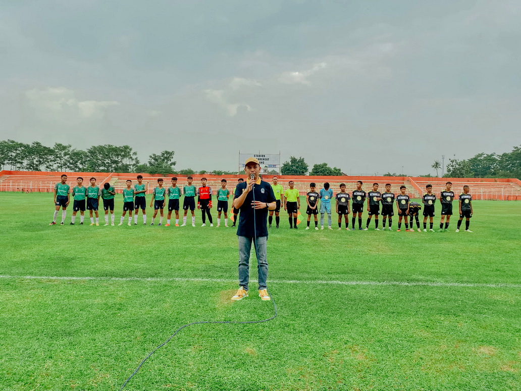 BERI SAMBUTAN- Komite Eksekutif Asprov PSSI Jawa Tengah Danang Aji Saputra, saat membuka Piala Soeratin Jawa Tengah 2024 di Stadion M. Sarengat, Kabupaten Batang, pada Jumat (1/11/2024).