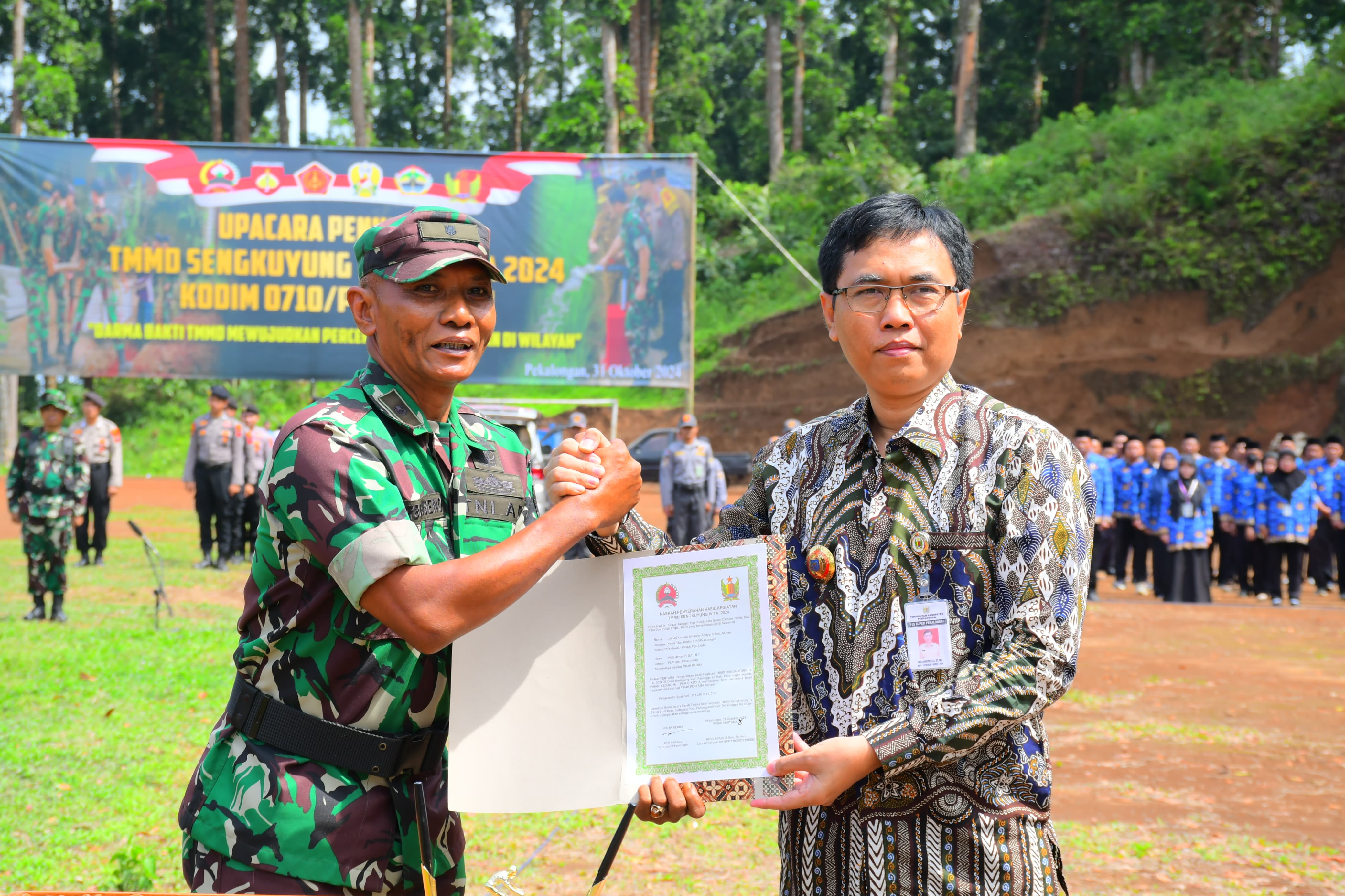 TMMD: Pabung Kodim 0710 dan Pjs Bupati Pekalongan saat upacara penutupan TMMD Sengkuyung, Kamis (31/10/2024).