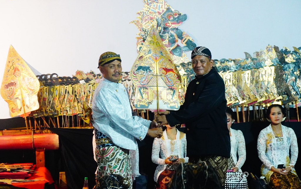 PILKADA: Ketua KPU Batang, Susanto Waluyo saat membuka pagelaran seni wayang kulit untuk Pilkada Batang.