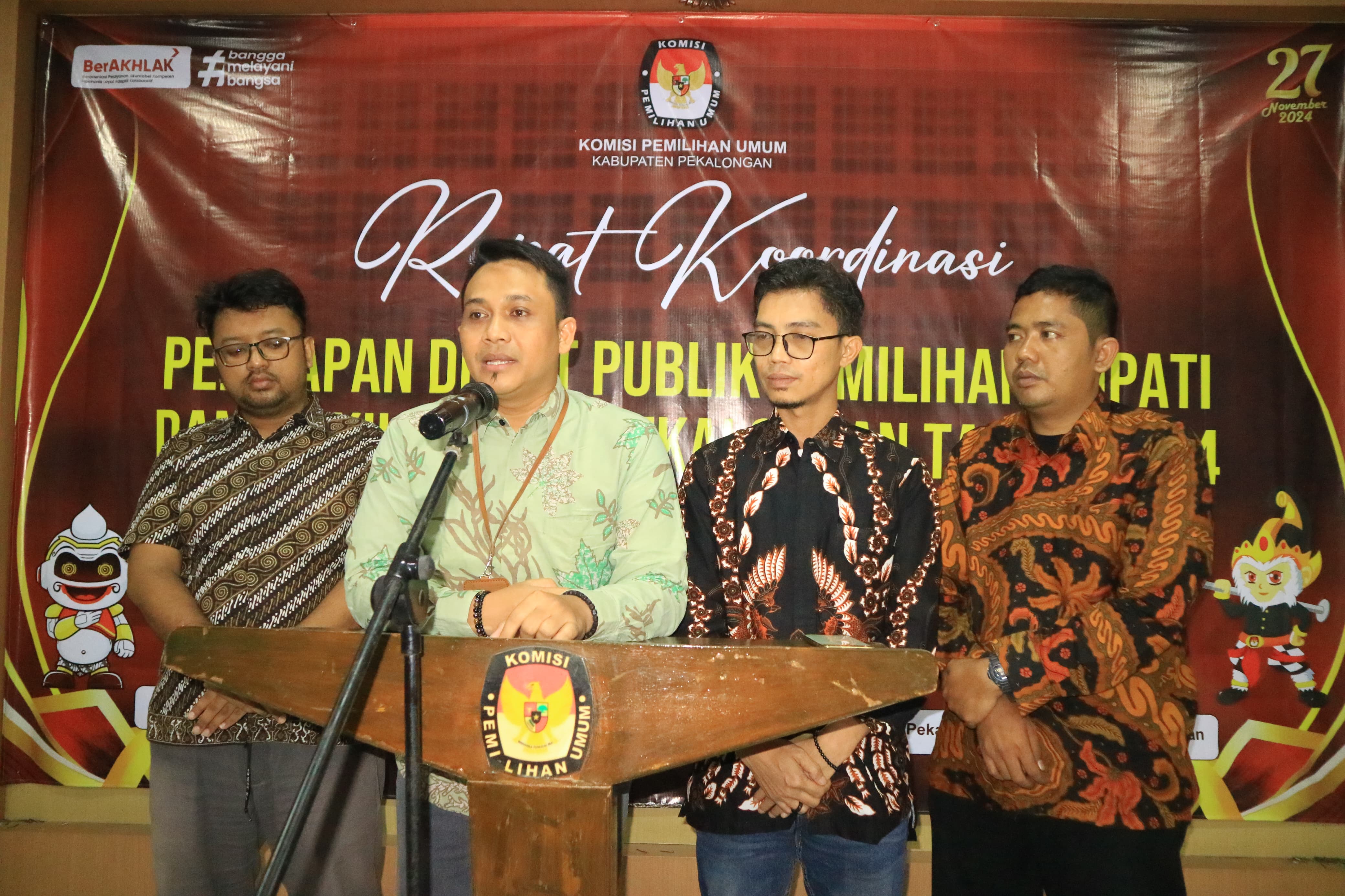ANGKAT BICARA: Komisioner KPU Kabupaten Pekalongan angkat bicara dalam konferensi pers terkait video viral petugas KPU gadungan, Senin (4/11/2024).