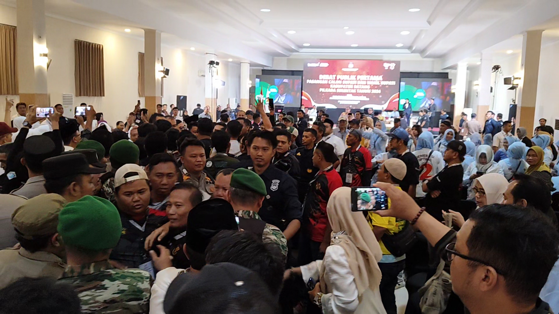 RICUH: Debat perdana KPU Kabupaten Batang saat momen kericuhan di penghujung acara.
