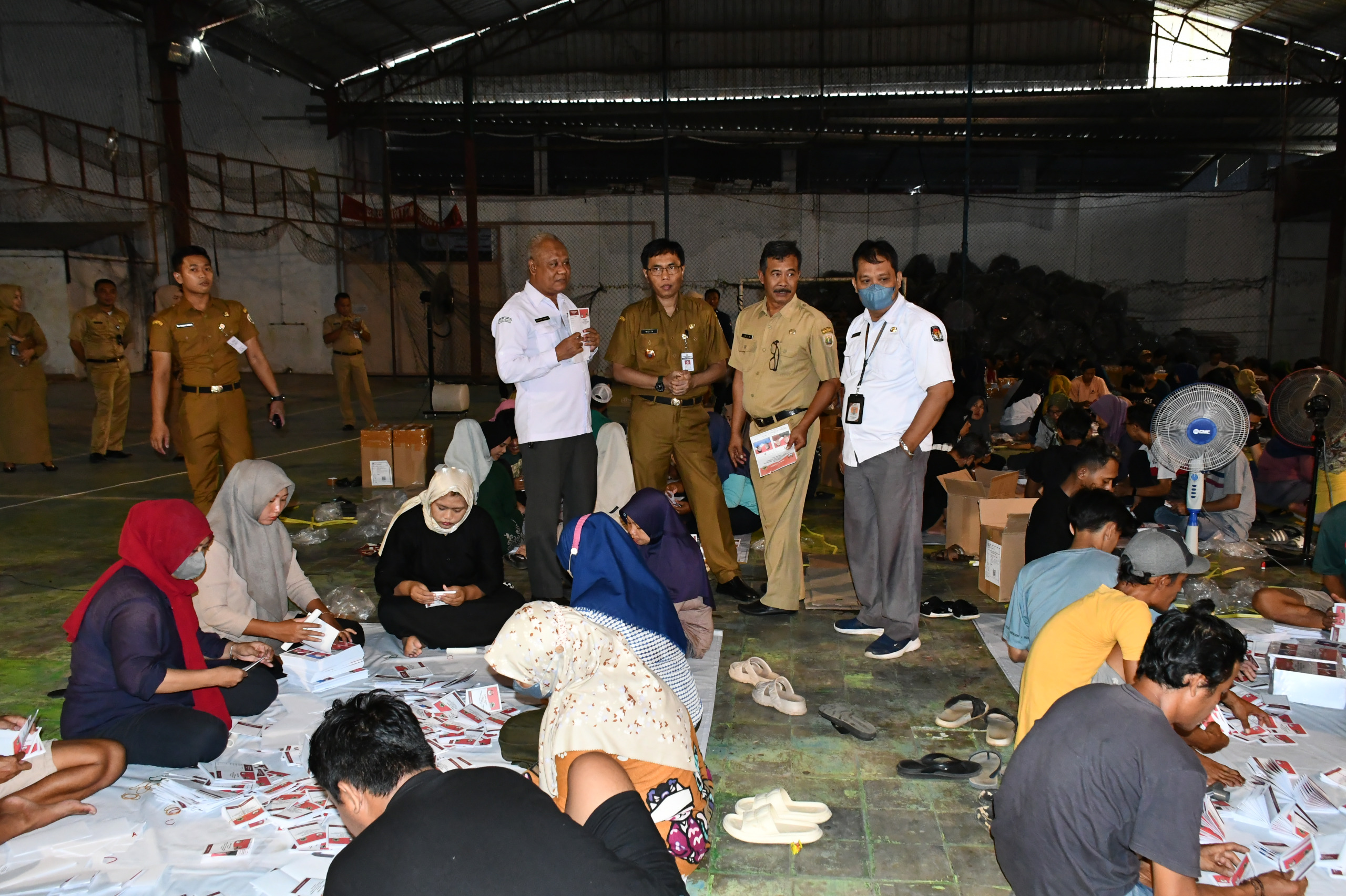JELANG PILKADA: Proses sortir-lipat surat suara Pilkada 2024 di gudang KPU Kabupaten Pekalongan, Senin (4/11/2024).