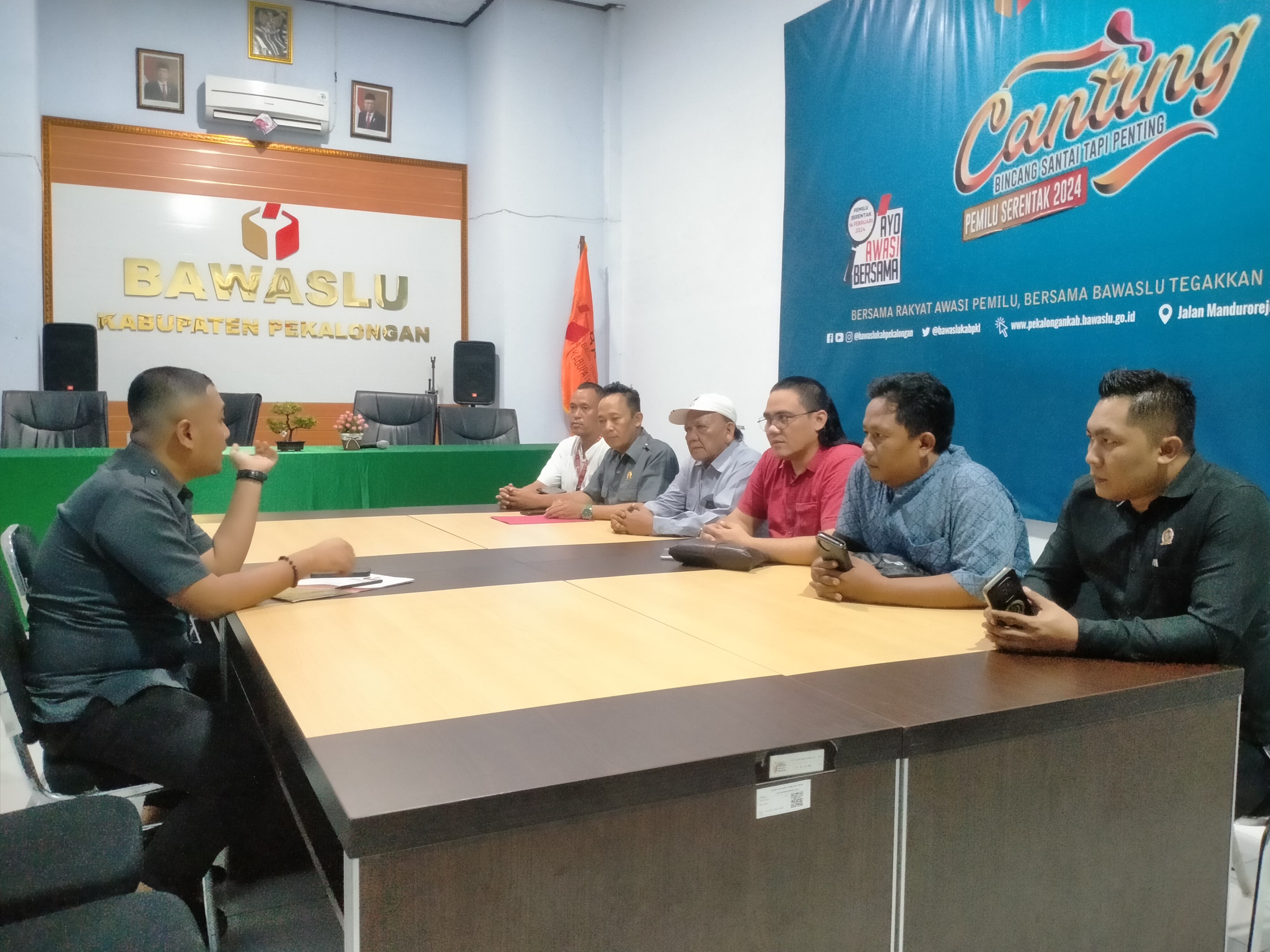 LAPOR BAWASLU: Tim Hukum Pemenangan Riswadi-Amin saat melayangkan laporan ke Bawaslu Kabupaten Pekalongan terkait video viral petugas KPU gadungan.