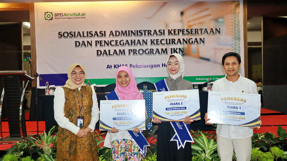 TERIMA - Para pemenang kategori Umum Kompetisi JKN Influencer Ambassador BPJS Kesehatan Cabang Pekalongan saat terima hadiah, di Hotel Khas Pekalongan pada Selasa Selasa (5/11/2024).