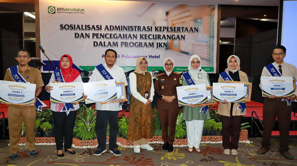 TERIMA - Para pemenang kategori FKRTL dan FKTP Kompetisi JKN Influencer Ambassador BPJS Kesehatan Cabang Pekalongan saat terima hadiah, di Hotel Khas Pekalongan pada Selasa Selasa (5/11/2024).