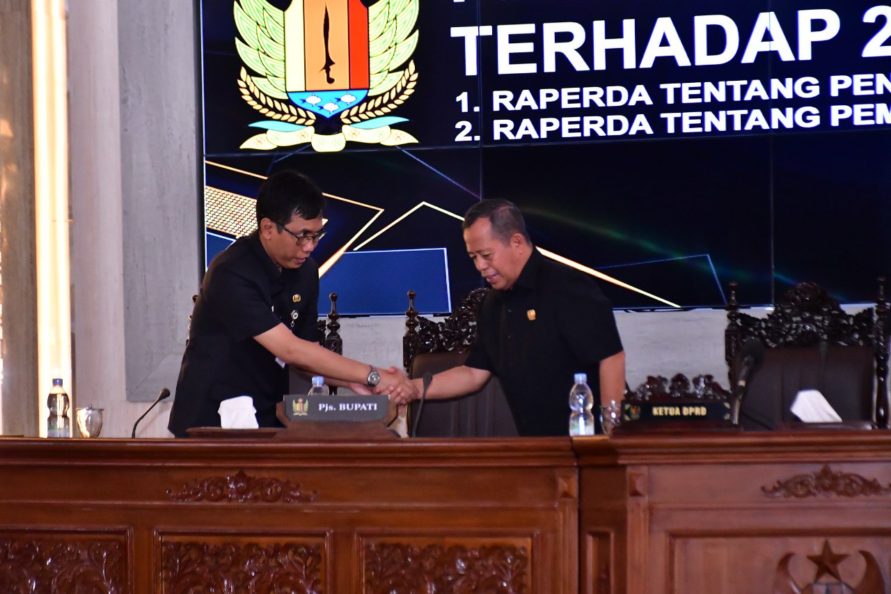 PARIPURNA: Pjs Bupati Pekalongan dan Ketua DPRD Kabupaten Pekalongan saat berjabat tangan ketika rapat paripurna usai, Rabu (6/11/2024).
