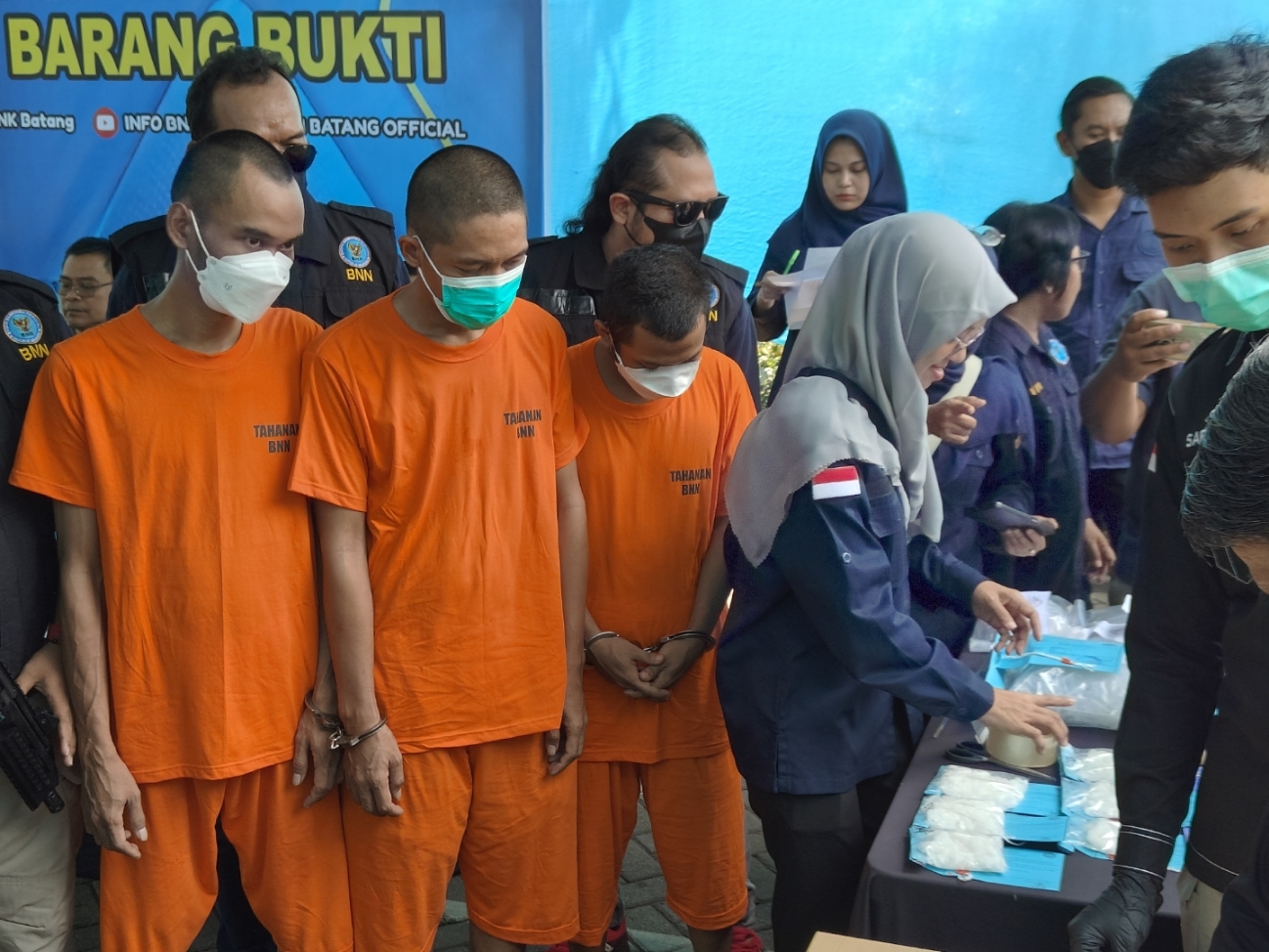 DIBEKUK: Para pelaku pengedar Narkoba saat berada di BNNK Batang, Kamis 7 November 2024.