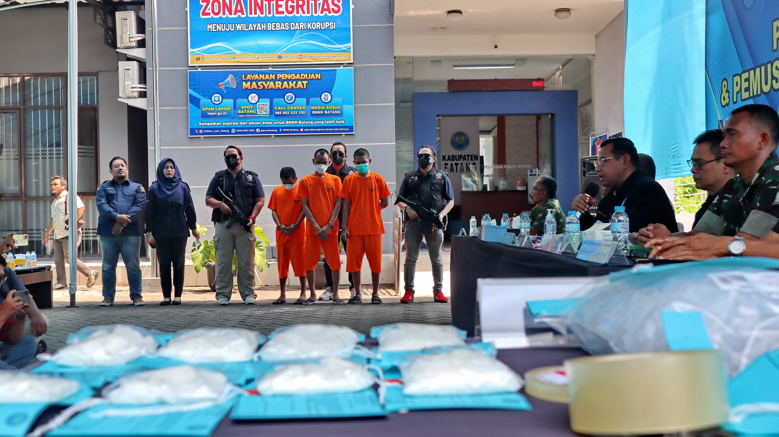 PENGUNGKAPAN &ndash; BNNP Jateng saat gelar kasus penangkapan pengedar dan pengguna narkoba di kantor BNNk Batang, pada Kamis (7/11/2024).