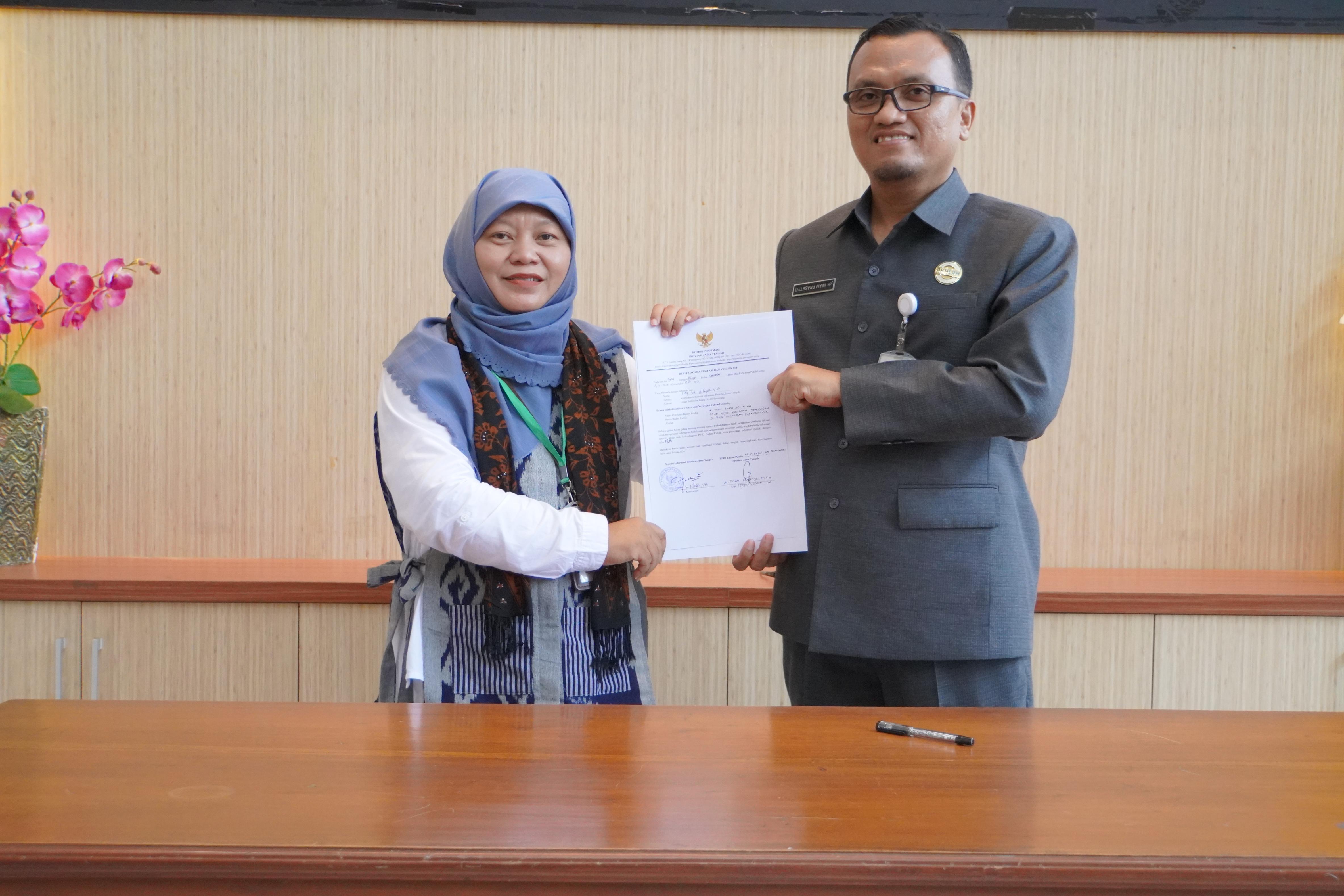 LOLOS: Direktur RSUD Kajen dr.Imam Prasetyo bersama Ermy Sri Ardhiyanti dari Tim Komisi Informasi Provinsi Jawa Tengah dalam acara visitasi dan verifikasi, Jumat (8/11/2024).