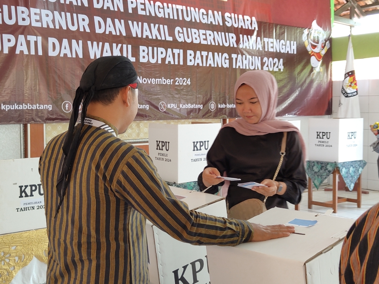SIMULASI: Warga saat mengikuti simulasi Pilkada di Kantor Kecamatan Subah.