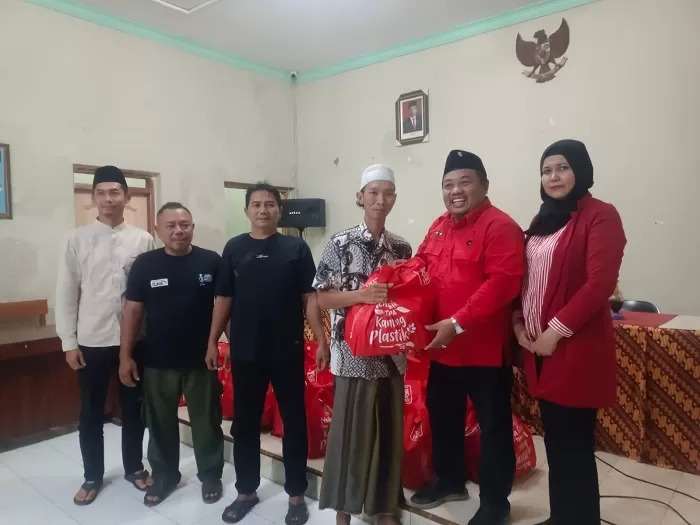 Calon Wakil Bupati Batang Ahmad Ridwan saat memberikan bantuan pada warga.