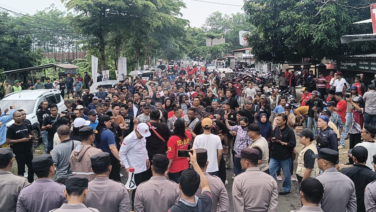 GERUDUK KPU: Massa saat berorasi di depan kantor KPU Kabupaten Pekalongan, Senin (11/11/2024).
