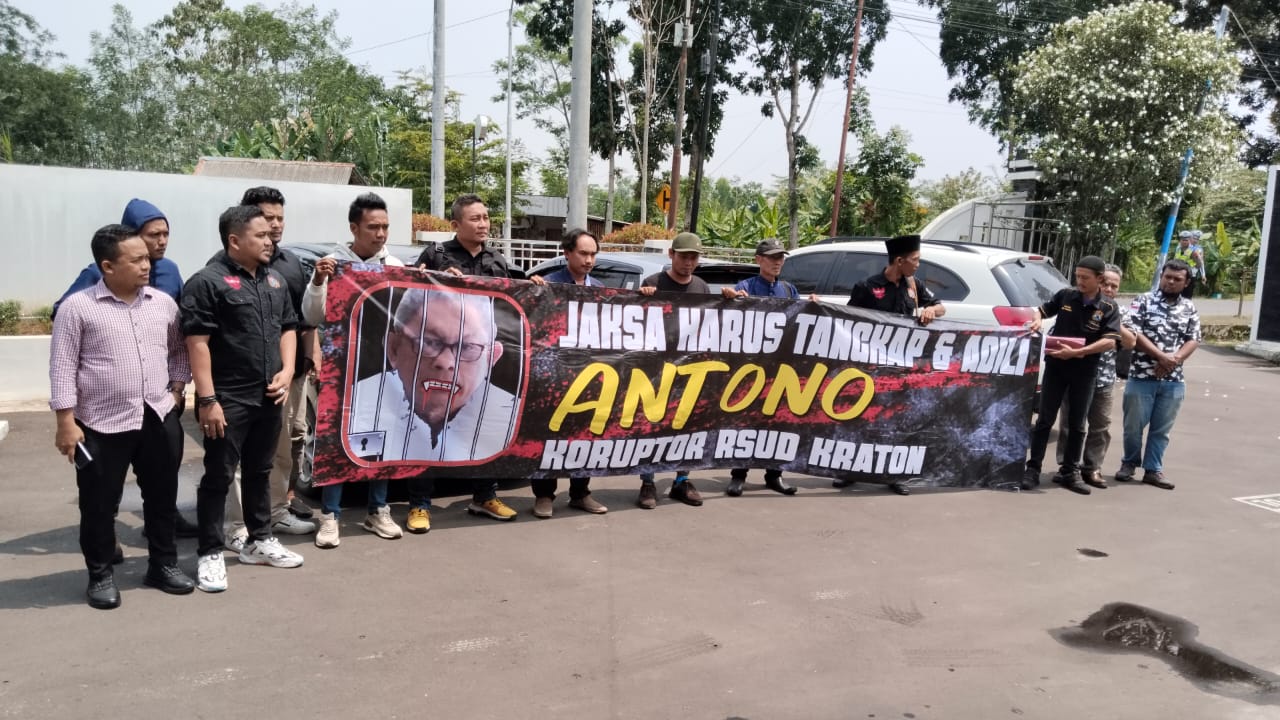 BENTANGKAN SPANDUK: Sejumlah ormas saat membentangkan spanduk berisi tuntutan mereka di depan kantor Kejaksaan Negeri Kabupaten Pekalongan, Selasa (12/11/2024).