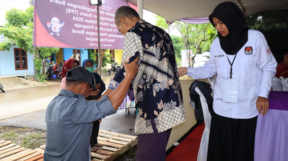TPS PANGGUNG - Salah satu TPS panggung yang dibangun KPU Kota Pekalongan di area rawan banjir, pada Piles kemarin.