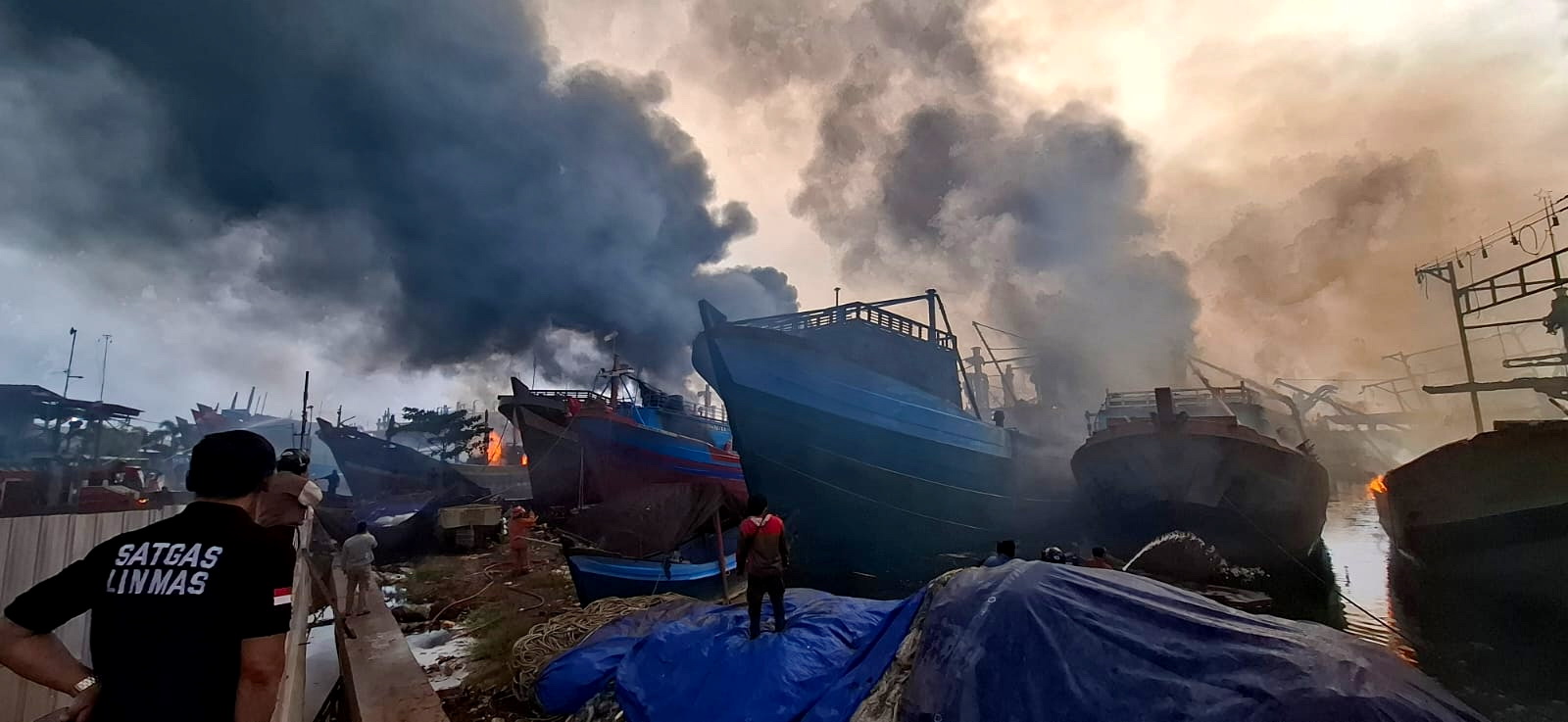 TERBAKAR &ndash; Nampak kondisi kebakaran di Perikanan Nusantara Pekalongan, Kota Pekalongan, pada Selasa (12/11/2024).
