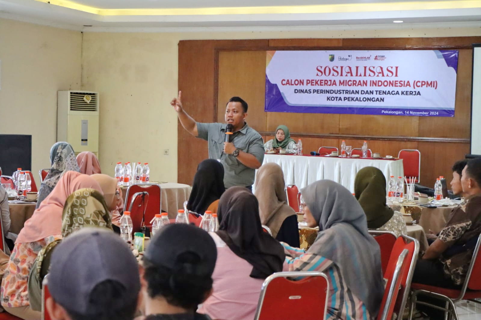 PAPARAN - Pemateri saat berikan penjelasan tentang bagaimana menjadi PMI yang baik dan sesuai aturan, saat sosialisasi pada Kamis (14/11/2024).