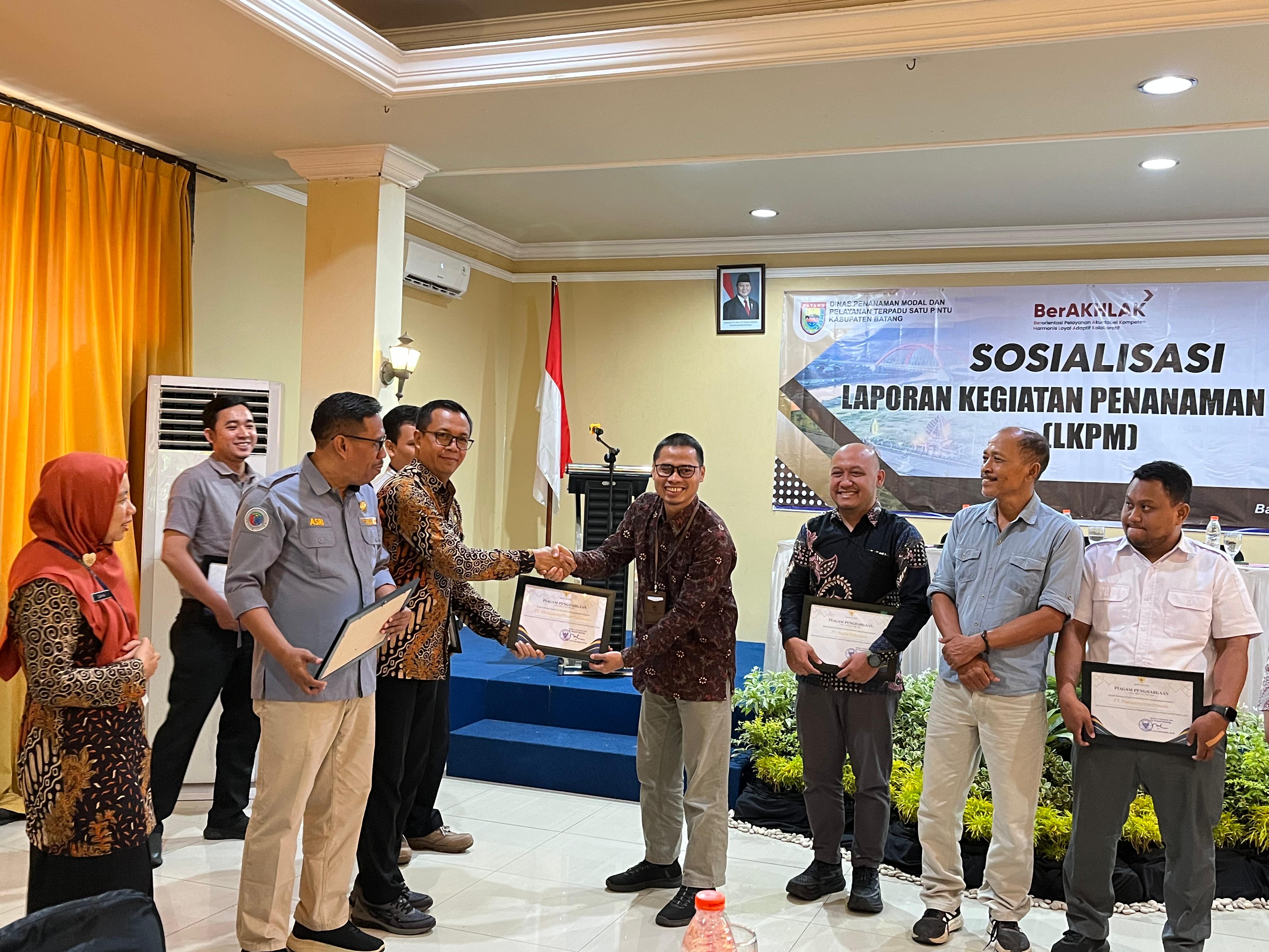 Pemerintah Kabupaten Batang saat memberikan apresiasi pada PT BPI selaku pengelola PLTU Batang.