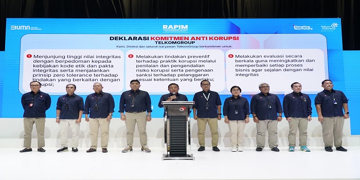 DEKLARASI : Dirut Telkom Ririek Adriansyah (tengah) beserta jajaran Direksi Telkom saat membacakan Deklarasi Komitmen Anti Korupsi pada agenda Rapat Pimpinan TelkomGroup di Jakarta.