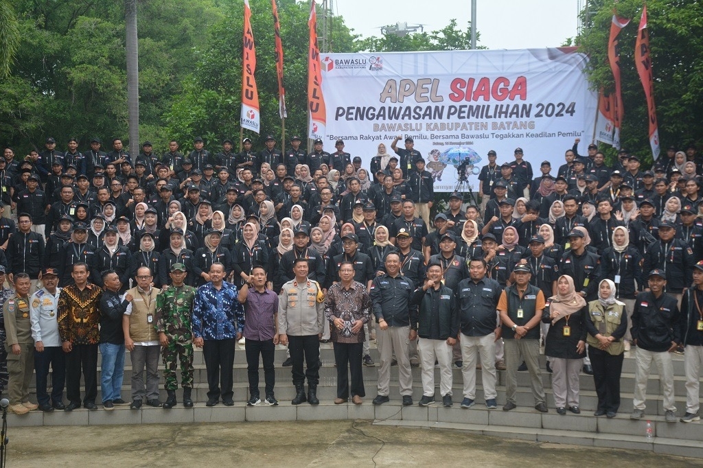PENGAWASAN: Suasana apel pengawasan yang dilakukan Bawaslu Kabupaten Batang di THR Kramat.