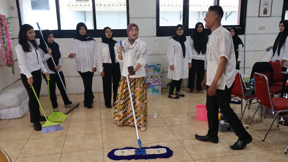 MENYAPU &ndash; Peserta pelatihan mengikuti materi dengan serius dan santai, salah&nbsp; satunya saat praktek menyapu, di Pekalongan (16/11/2024).