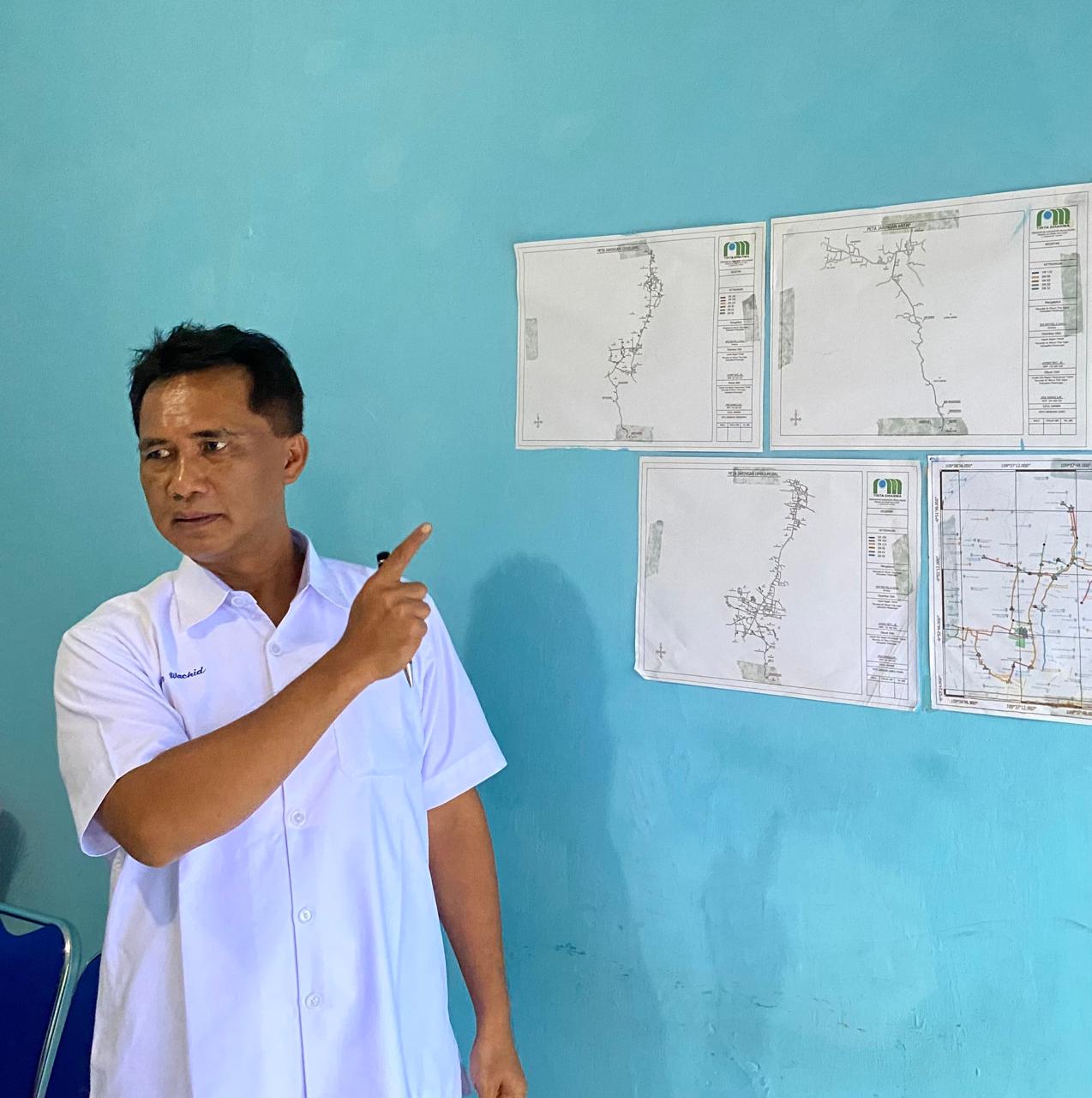 LANGKAH PENCEGAHAN: Direktur PDAM Tirta Kajen Nur Wachid saat memimpin rapat tim untuk memantau wilayah-wilayah sumber air hingga jaringan. 