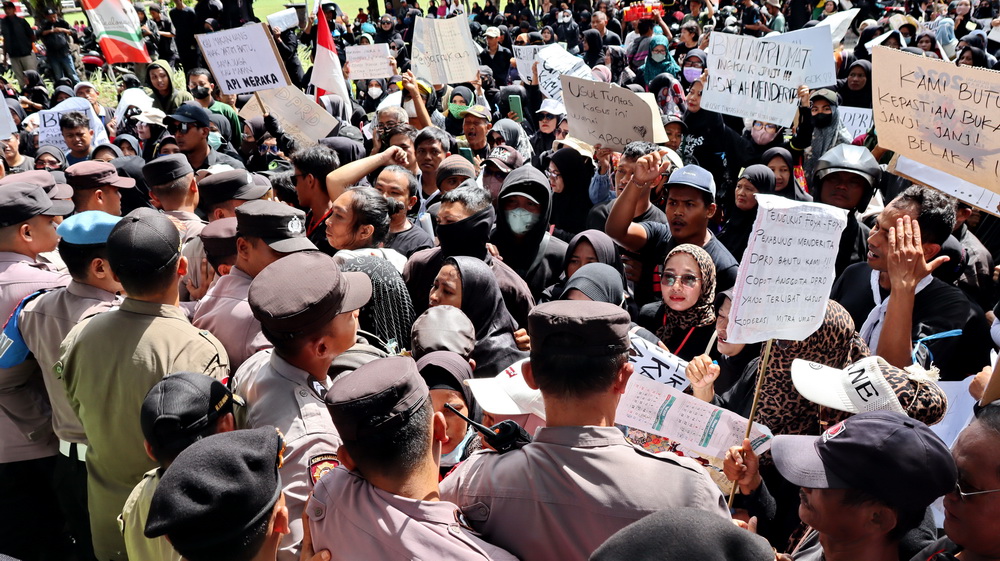 DEMO &ndash; Ratusan korban BMT Mitra Umat saat menggelar aksi demonstrasi di depan Gedung DPRD Kota Pekalongan, Senin (18/11/2024).