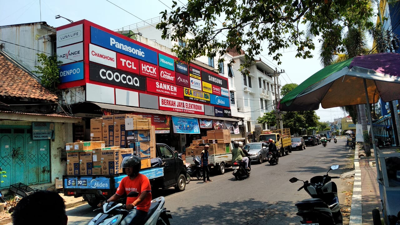 RAMAI PEMBELI - Tawarkan barang elektronik berkualitas, canggih dan harga bersaing, toko Berkah Jaya Pekalongan jadi jujugan utama masyarakat berbelanja alar elektronik.