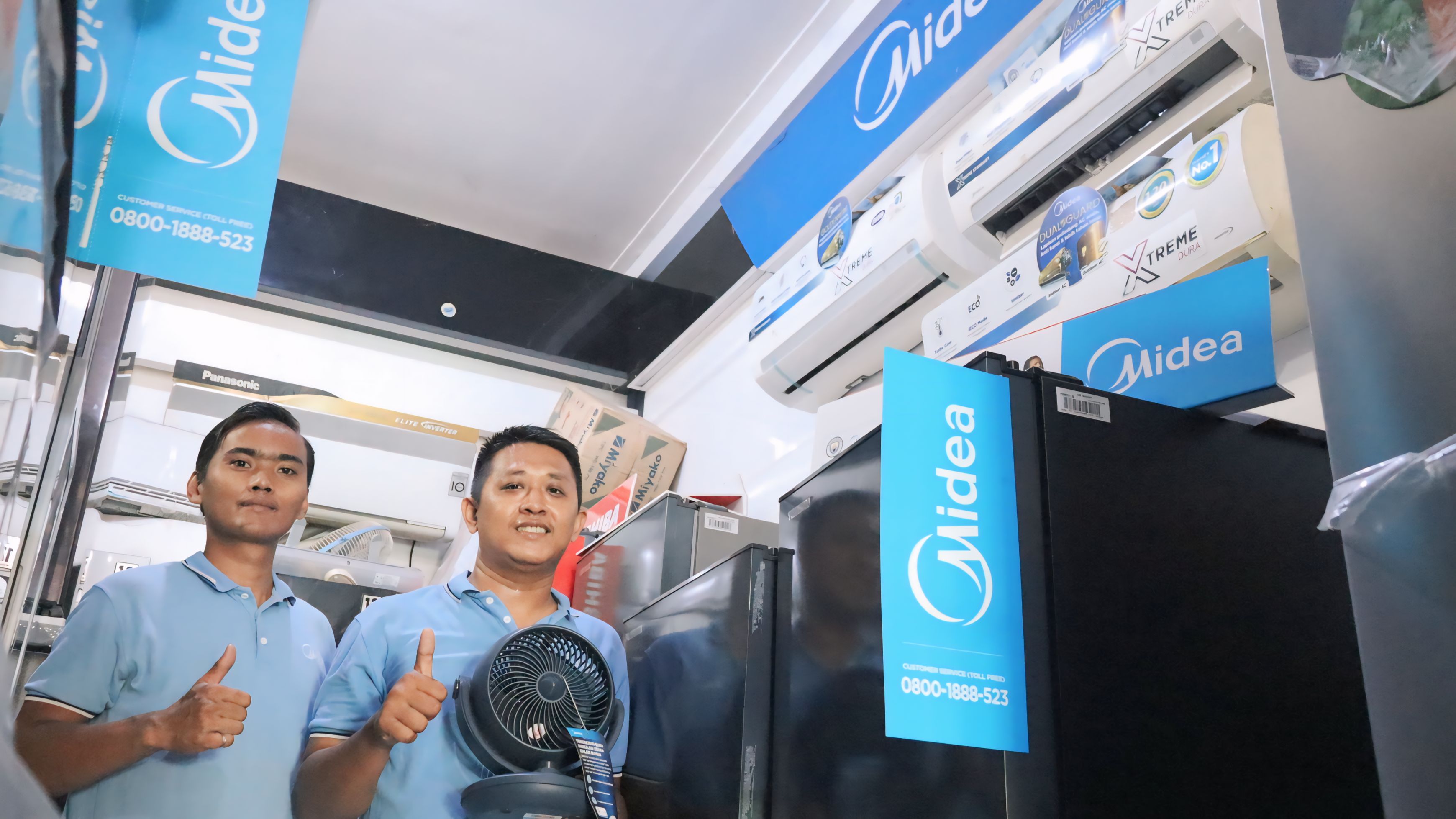 TUNJUKKAN PRODUK - SPM Midea menunjukkan produk andalannya, salah satunya AC Inverter yang canggih di Toko Elektronik Berkah Jaya Pekalongan Jl Angkatan 45 no 54.
