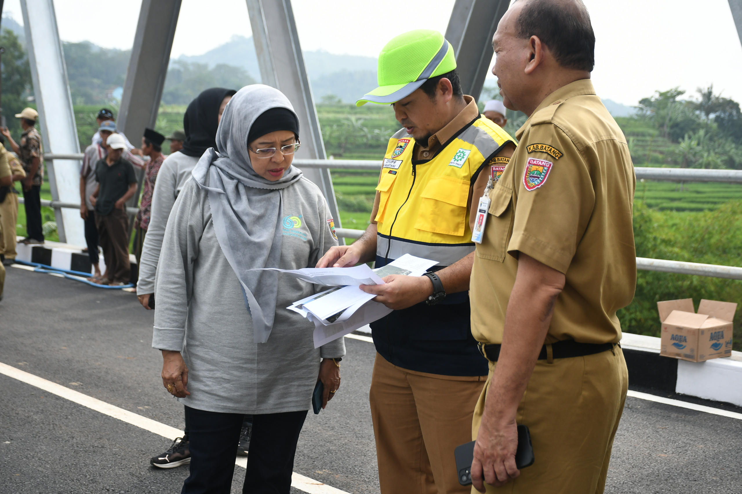 PERESMIAN: Pj Bupati Batang Lani Dwi Rejeki saat meresmikan Jembatan yang menghubungkan Surodadi-Madugowongjati.