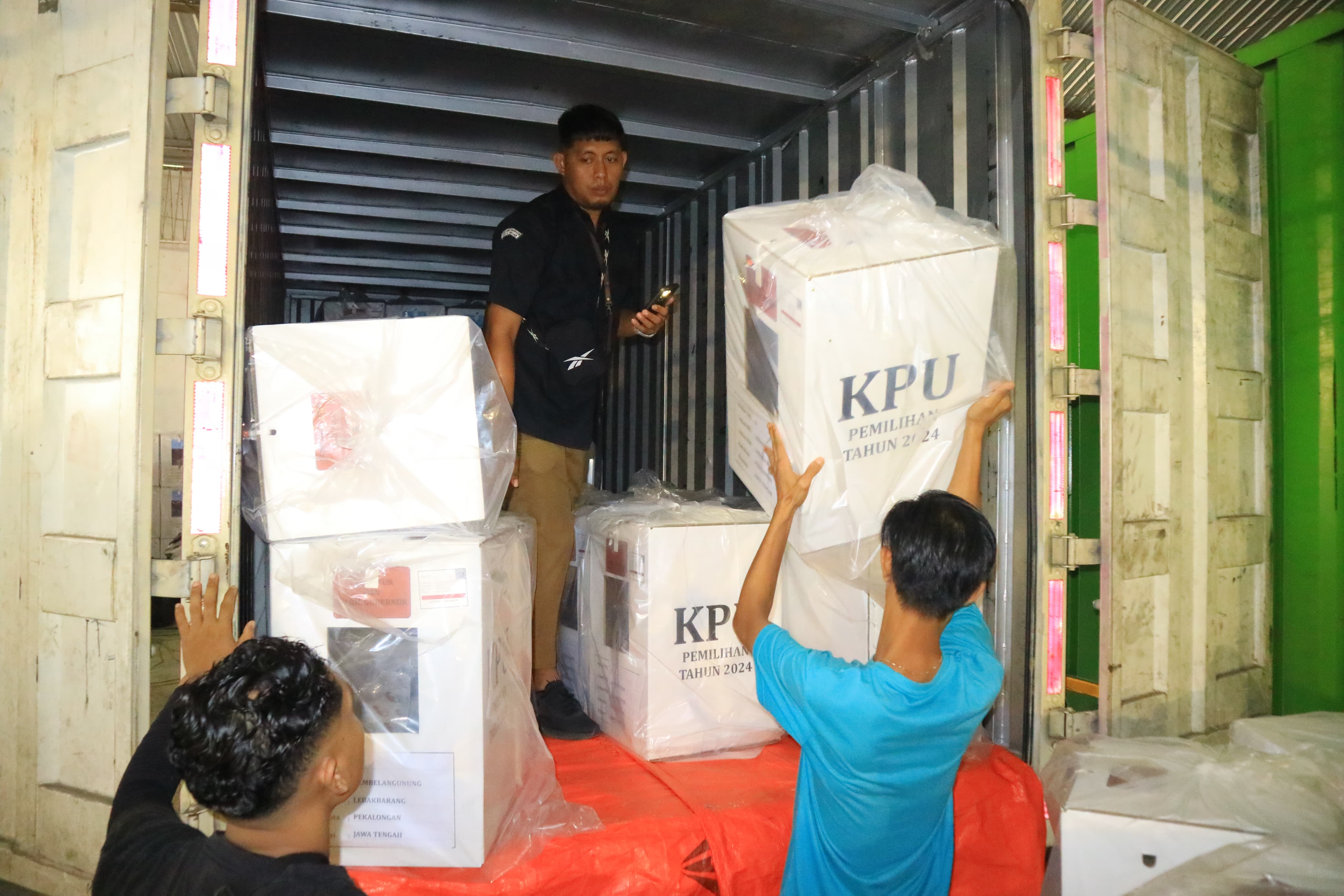 MULAI DISTRIBUSI: KPU Kabupaten Pekalongan mulai mendistribusikan logistik pilkada ke kecamatan-kecamatan, Rabu (20/11/2024).