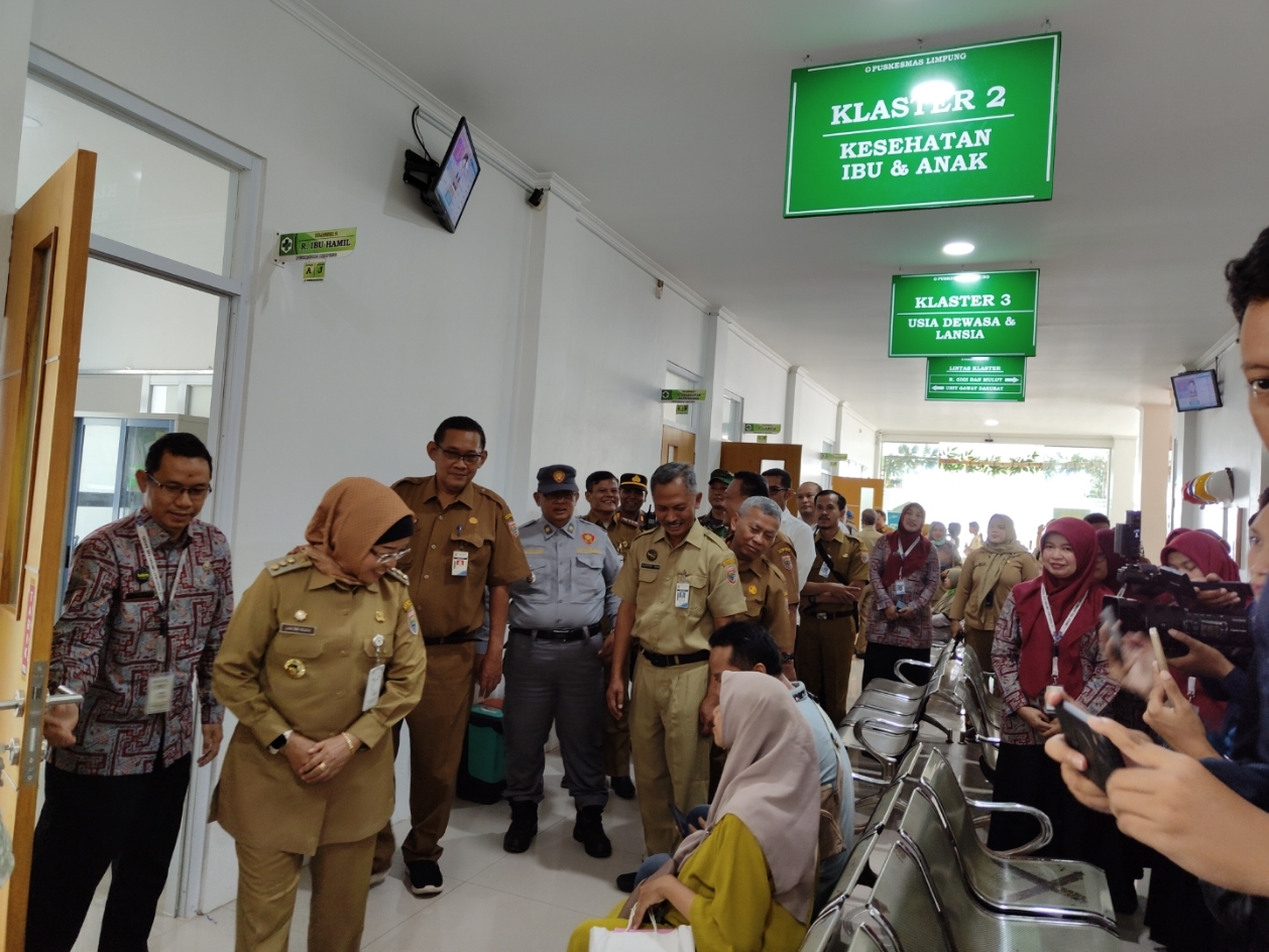 LAYANAN KESEHATAN: Pj Bupati Batang Lani Dwi Rejeki saat meninjau pelayanan di Puskesmas Limpung.