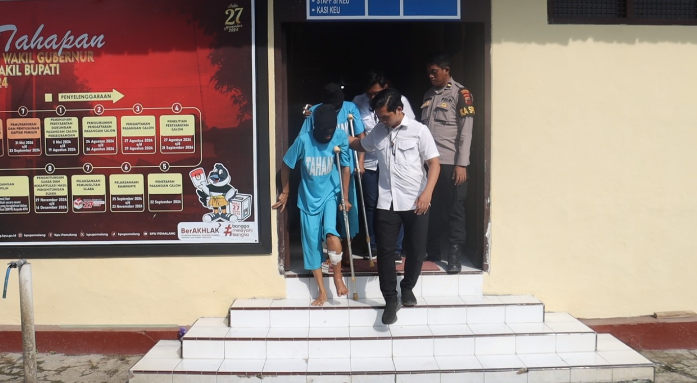 DIAMANKAN - Kedua pelaku rudapkasa anak dibawah umur saat diamankan di Polres Pemalang untuk diperiksa, Rabu (20/11/2024).