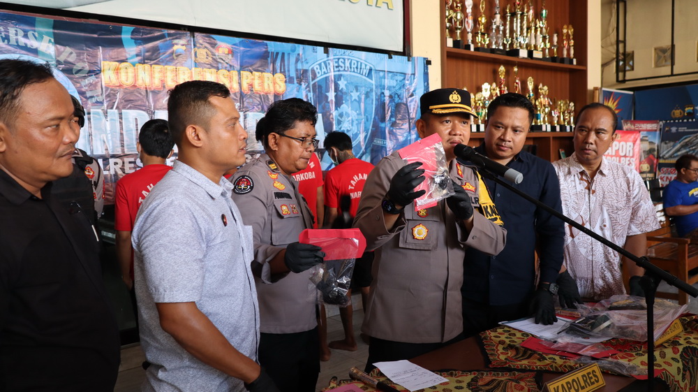 TUNJUKKAN - AKBP Prayudha Widiatmoko dan jajaran, menunjukkan barang bukti narkoba hasil penangkapan dalam sebulan terakhir, pada Jumat (22/11/2024).
