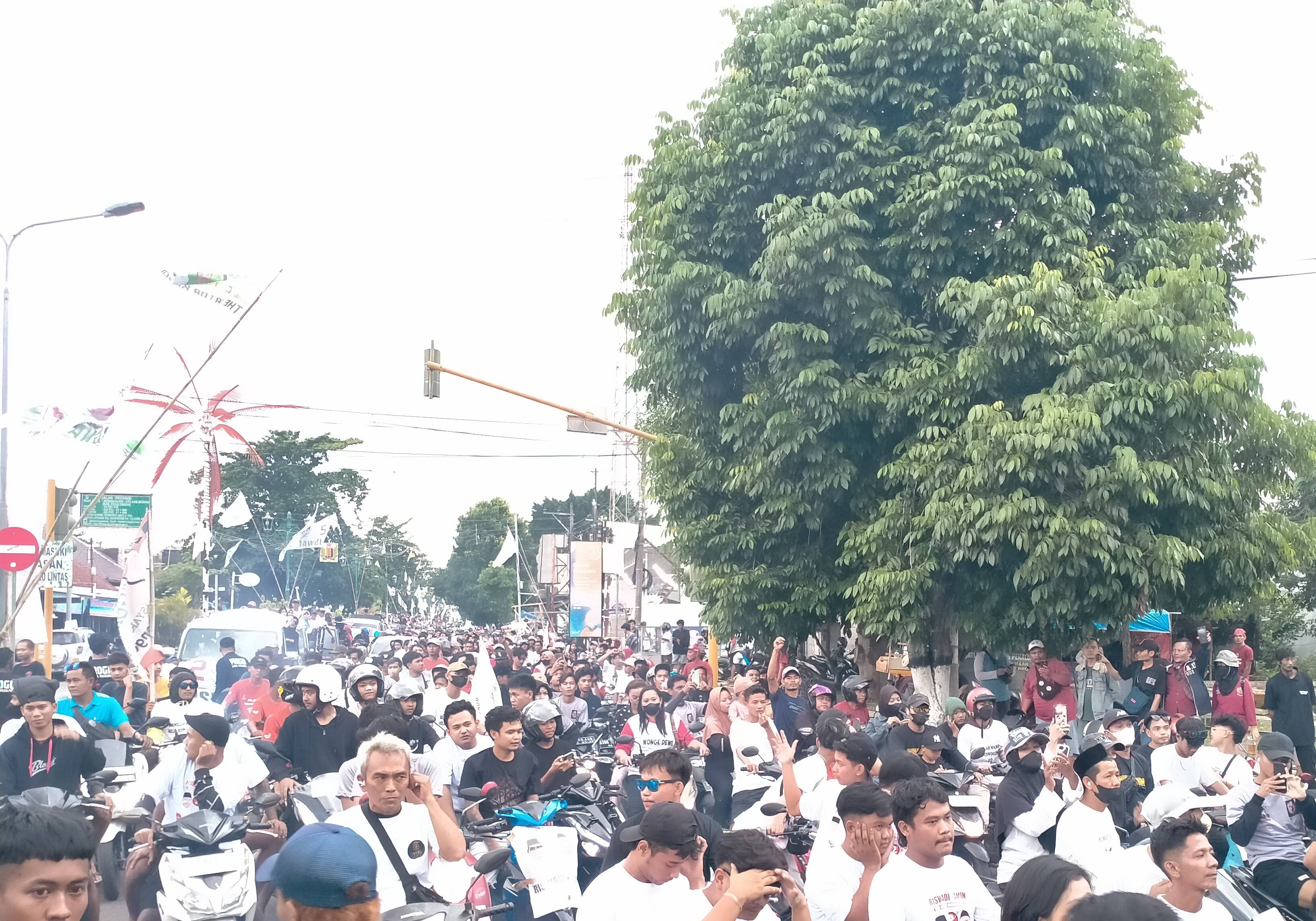 KAMPANYE AKBAR: Suasana di Simpang Tugu Nol Kilometer Kajen saat kampanye akbar paslon Cabup-Cawabup Pekalongan Riswadi-Amin, Sabtu (23/11/2024).