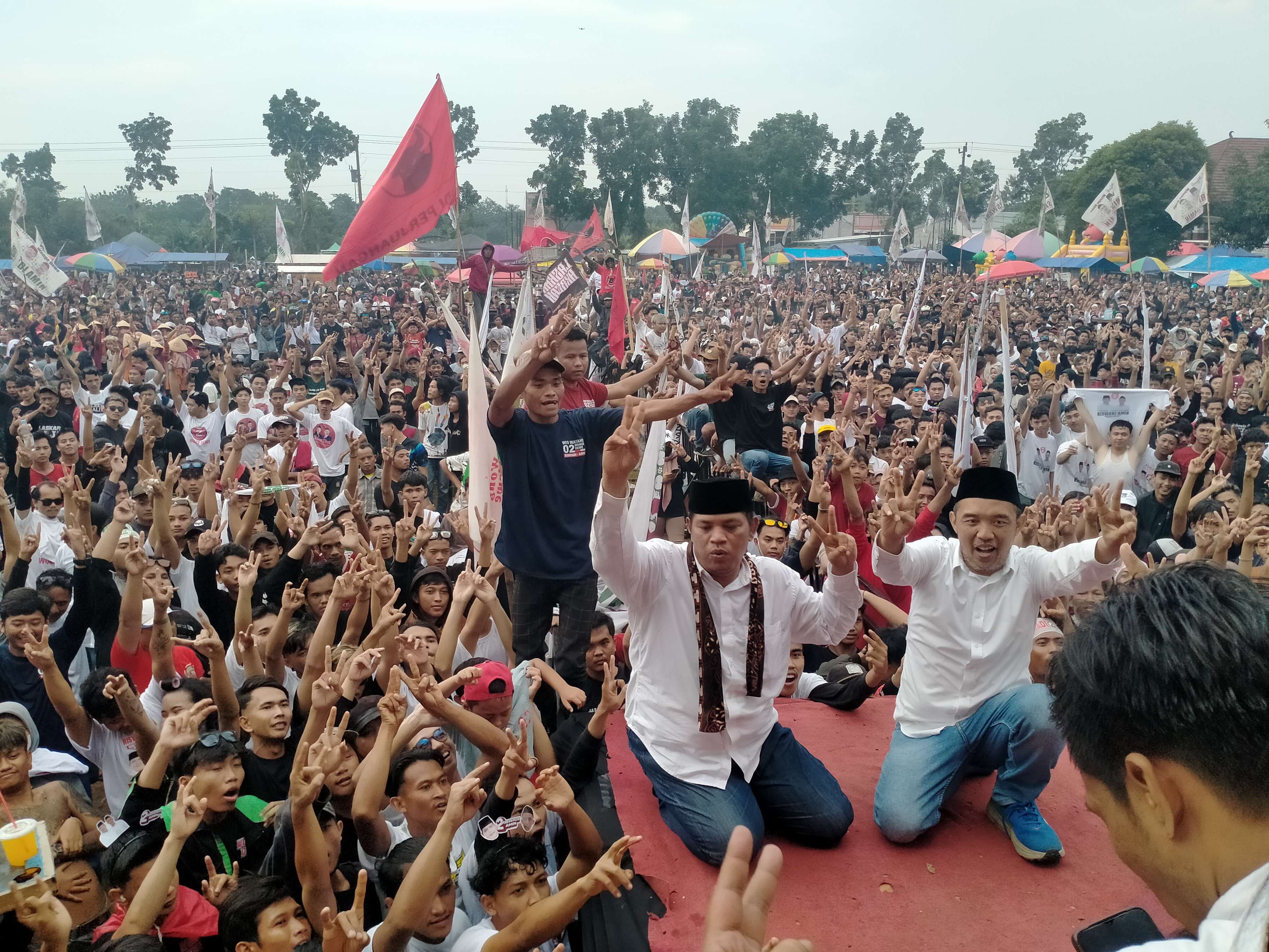 KAMPANYE AKBAR: Cabup-Cawabup Pekalongan Riswadi-Amin di tengah massa saat kampanye akbar di Lapangan Desa Kebonagung, Kajen, Kabupaten Pekalongan, Sabtu (23/11/2024).