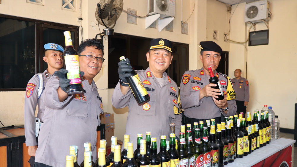 MIRAS SITAAN - Kapolres Pekalongan Kota, AKBP Prayudha Widiatmoko dan jajaran menunjukkan miras hasil operasi yang digelar timnya.