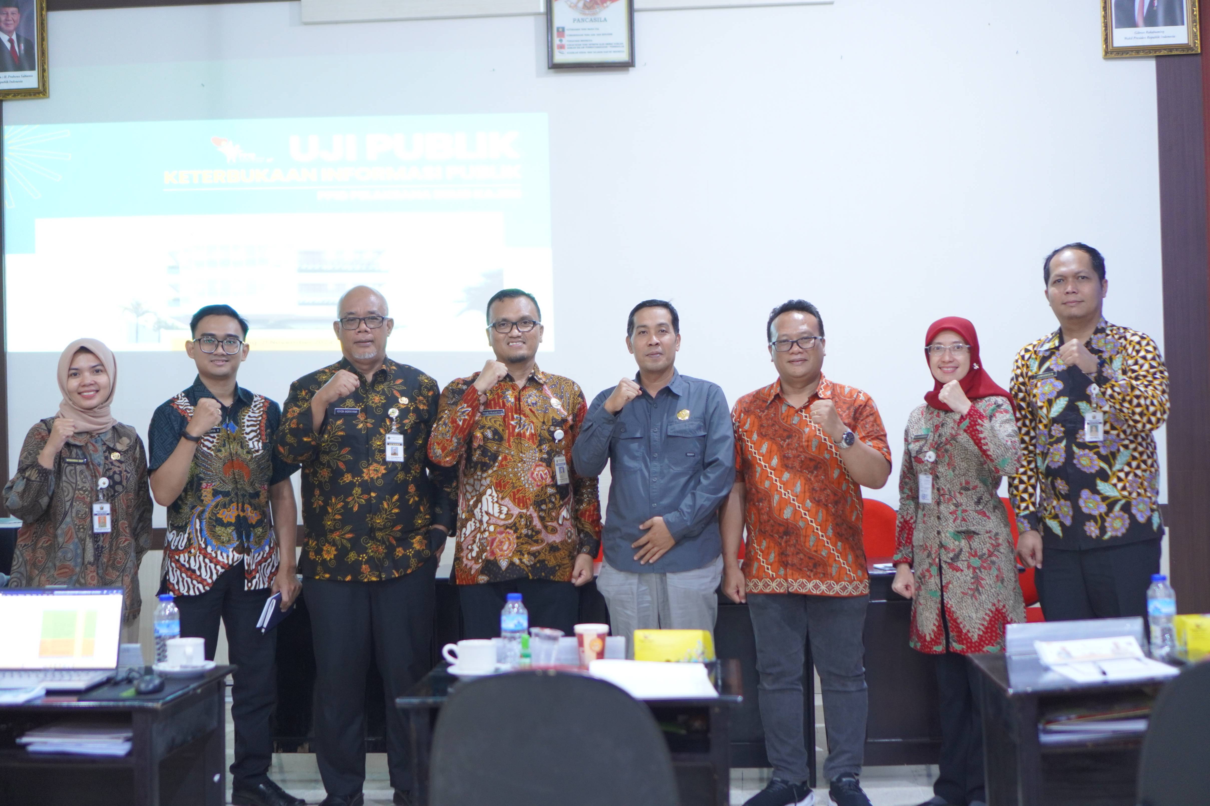 UJI PUBLIK: Direktur RSUD Kajen di tengah para panelis dan tim penilai usai menjalani presentasi dalam uji publik keterbukaan informasi, Kamis (21/11/2024) lalu.