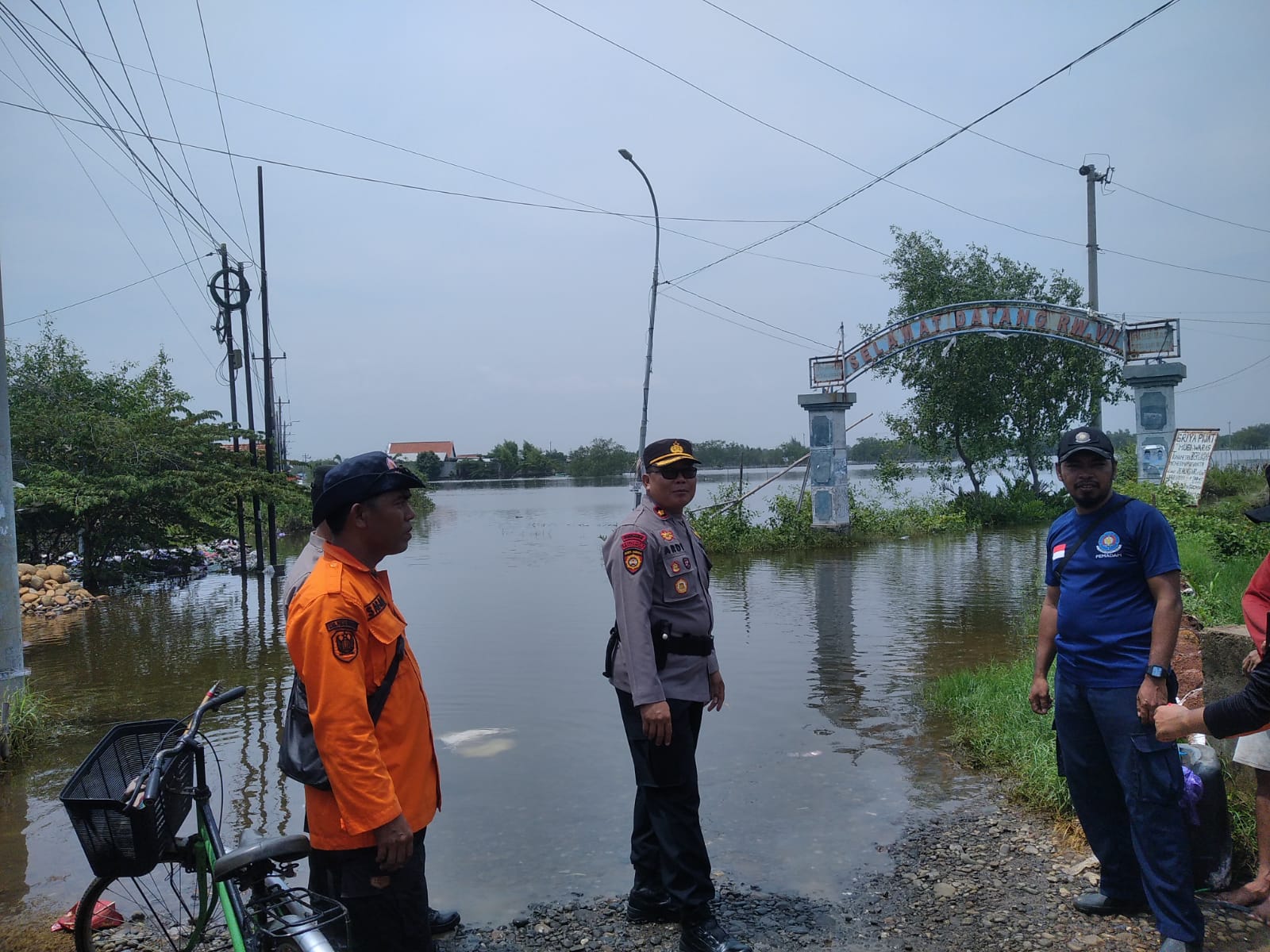 TENGGELAM: Polisi saat mendatangi lokasi tenggelamnya dua bocah di lokasi banjir Desa Jeruksari, Kecamatan Tirto, Kabupaten Pekalongan, Selasa (26/11/2024).