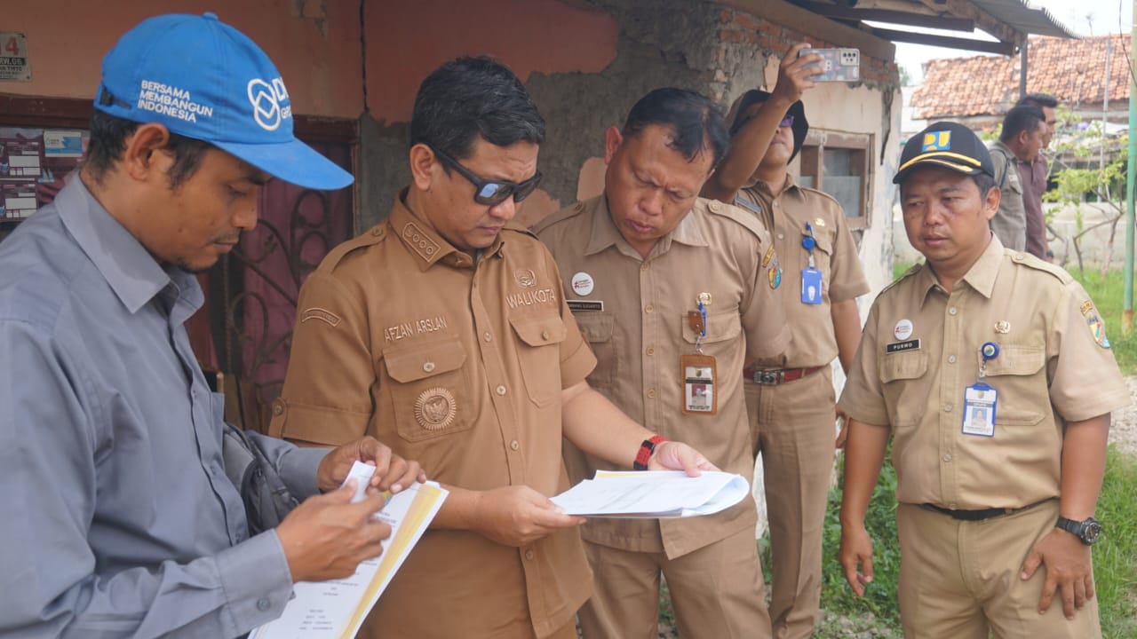 TINJAU - Walikota Pekalongan, HA Afzan Arslan Djunaid beserta jajaran dinas terkait saat meninjau stasiun pompa di Kelurahan Tirto dan sekitarnya, Senin siang (25/11/2024).