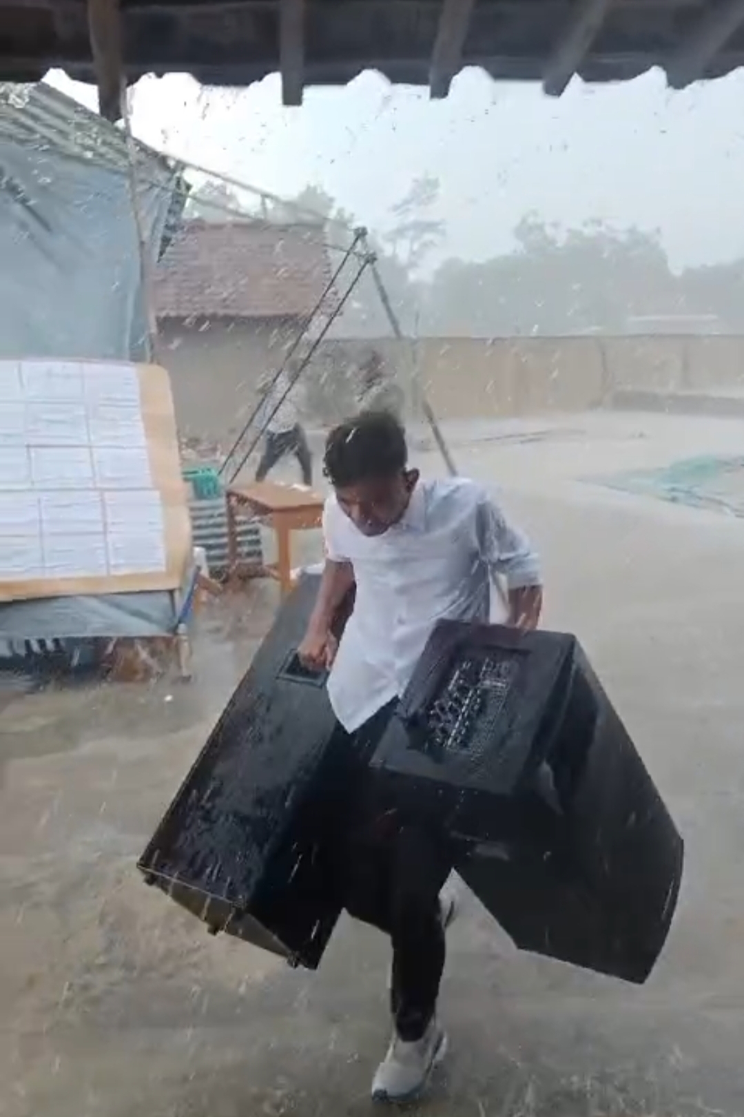 TPS ROBOH: Tangkapan layar video robohnya TPS 06 Desa Pagumenganmas, Kecamatan Karangdadap, Kabupaten Pekalongan, Rabu (27/11/2024). Tampak seseorang tengah menyelematkan sound system.