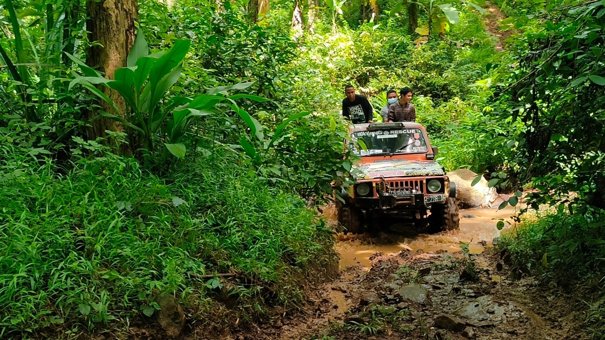 WISATA EKSTRIM: Wisatawan saat menjajal jalur ekstrim di Alas Roban.