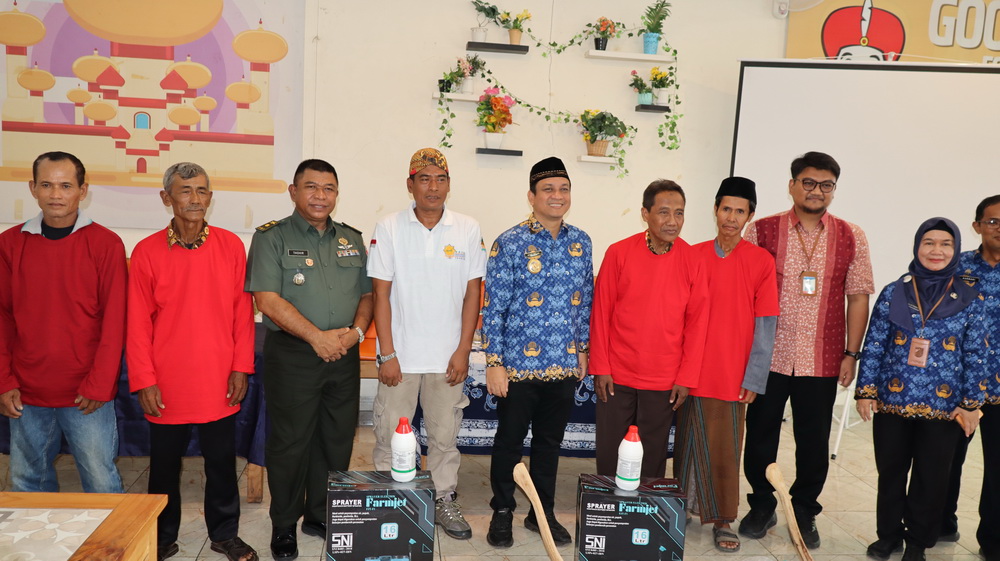 SERAHKAN BANTUAN - Walikota Pekalongan saat serahkan secara simbolis pupuk dan alat pertanian dari BI ke petai Degayu saat Capaity Building, Jumat (29/11/2024).