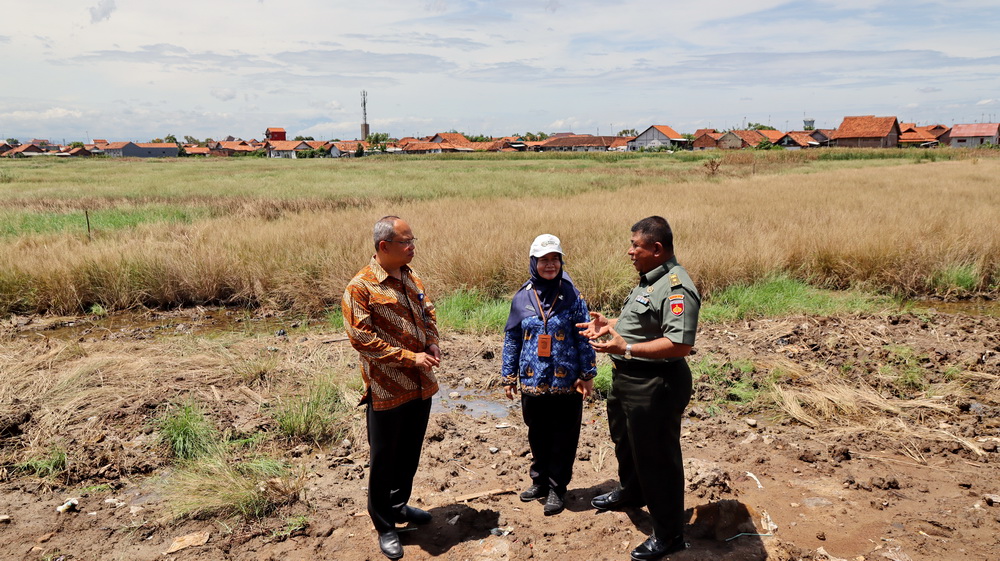 TINJAU LOKASI - Dinas Pertanian Kota Pekalongan, Kodim dan BI KPw Tegal saat itnjua lahan yang akan kembali dijadikan persawahan, Jumat (29/11/2024).
