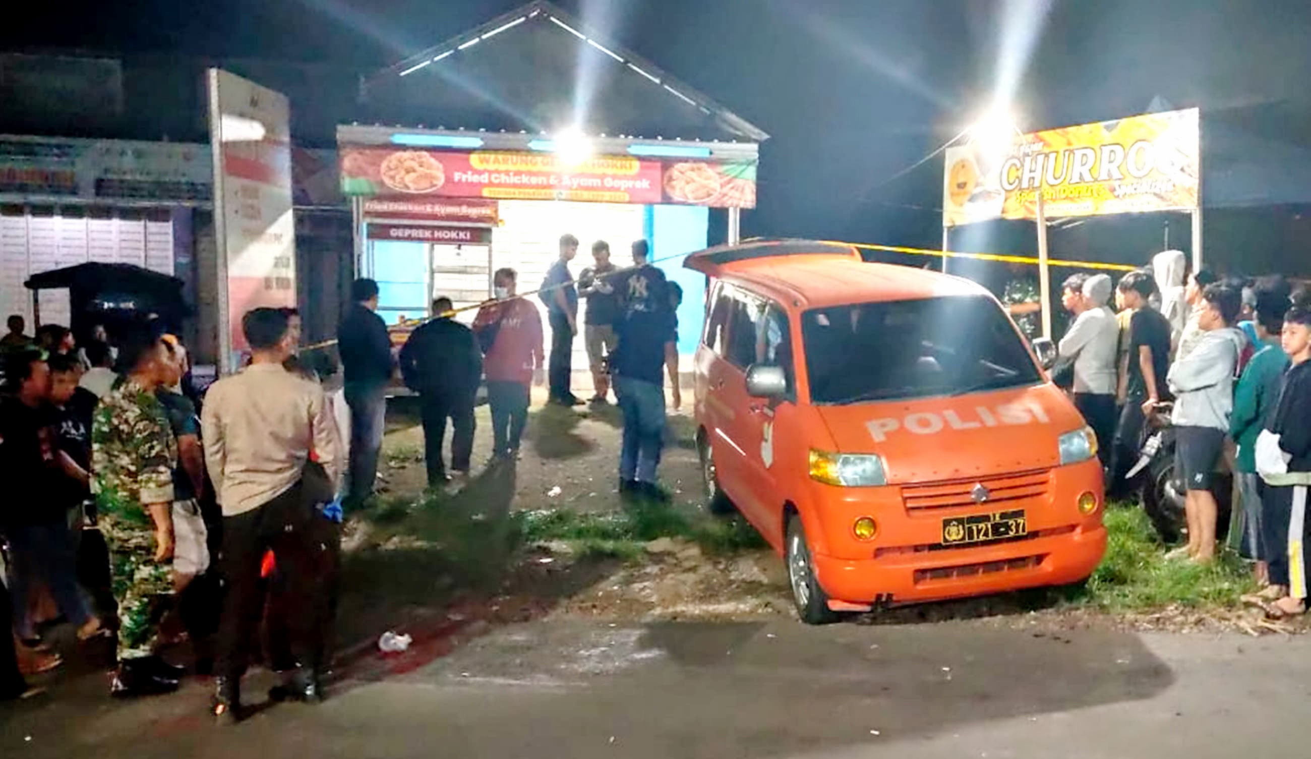EVAKUASI: Aparat dari Polsek dan Koramil Limpung mengamankan lokasi ditemukannya mayat di desa Wonokerso Kecamatan Limpung, sementara tim Inafis tengah melakukan penyidikan, Jum
