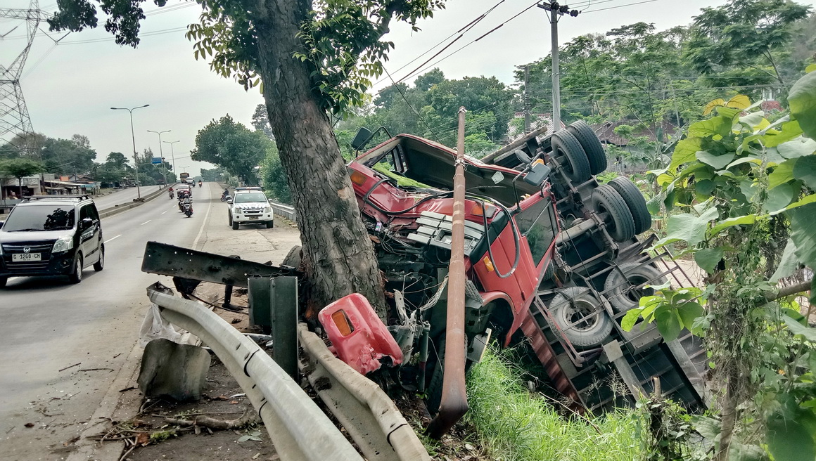 KONDISI TRUK - Truk kontainer yang mengalami kecelakaan tunggal di jalur Pantura, Desa Timbang, Kecamatan Gringsing, Batang, Minggu dini hari (1/12/2024).