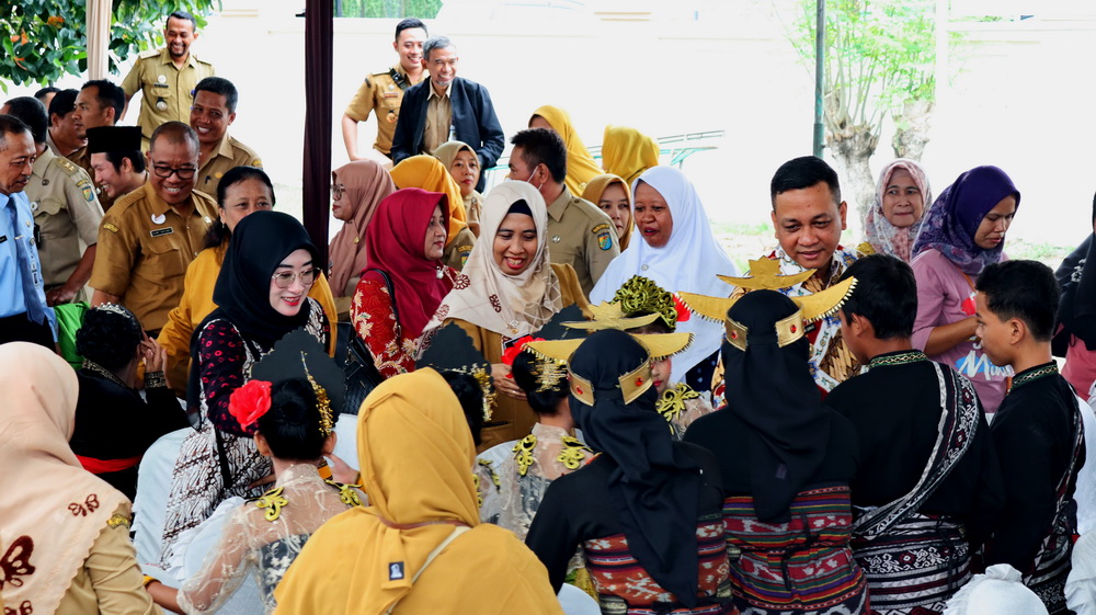 SAPA PELAJAR - Walikota HA Afzan Arslan Djunaid, Ketua TP PKK Inggit Soraya saat menyapa pelajar disabilitas yang akan pentas seni, di di halaman gedung SKB Kota Pekalongan, Senin (2/12/2024).