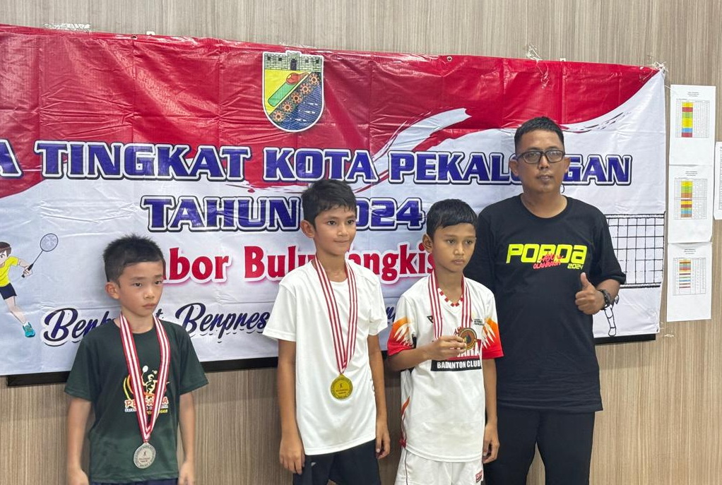 TERIMA MEDALI - Reni saat menjadi juara 1 Badminton pada POPDA Tingkat Kota Pekalongan.